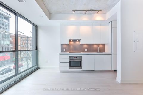 Photo 4 at 215 - 629 King Street W, Waterfront Communities C1, Toronto