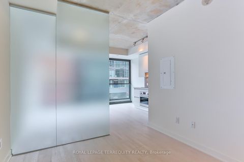 Photo 9 at 215 - 629 King Street W, Waterfront Communities C1, Toronto