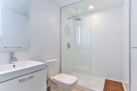 Photo 10 at 215 - 629 King Street W, Waterfront Communities C1, Toronto