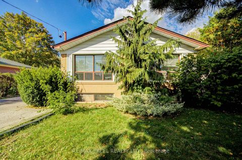 Photo 2 at 334 Moore Park Avenue, Newtonbrook West, Toronto
