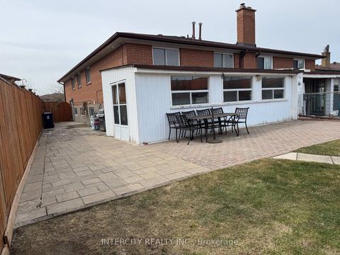 Photo 4 at 155 Cabana Drive, Humber Summit, Toronto