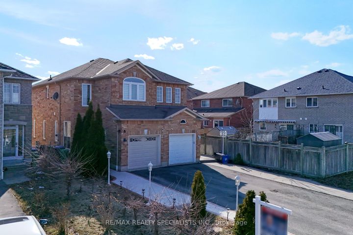 Photo 1 at 1066 Foxglove Place, East Credit, Mississauga
