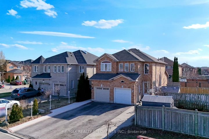 Photo 2 at 1066 Foxglove Place, East Credit, Mississauga