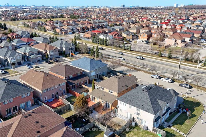 Photo 3 at 1066 Foxglove Place, East Credit, Mississauga