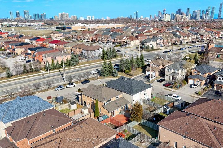 Photo 5 at 1066 Foxglove Place, East Credit, Mississauga