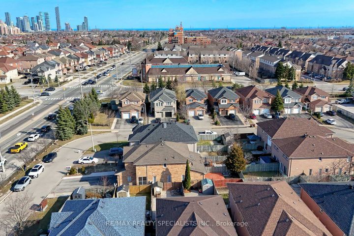 Photo 6 at 1066 Foxglove Place, East Credit, Mississauga