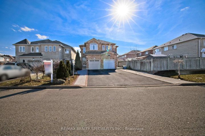 Photo 7 at 1066 Foxglove Place, East Credit, Mississauga