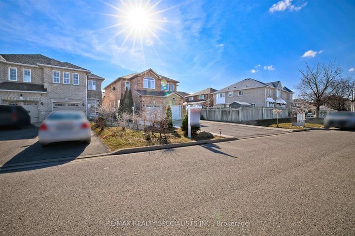 Photo 8 at 1066 Foxglove Place, East Credit, Mississauga