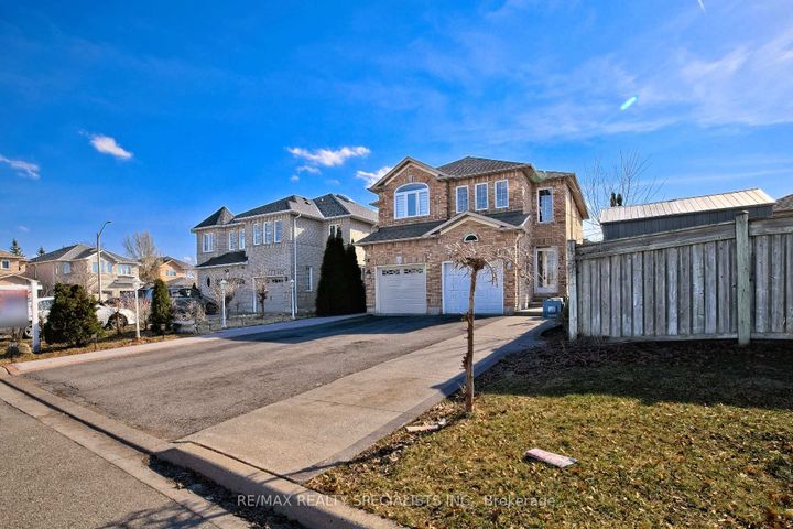 Photo 9 at 1066 Foxglove Place, East Credit, Mississauga