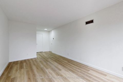 Photo 23 at 319 - 32 Clarissa Drive, Harding, Richmond Hill