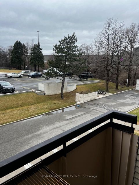 Photo 2 at 202 - 130 Neptune Drive, Lawrence, Toronto