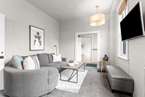 Photo 3 at 89 Foxley Street, Bellwoods, Toronto