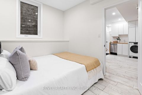 Photo 30 at 89 Foxley Street, Bellwoods, Toronto