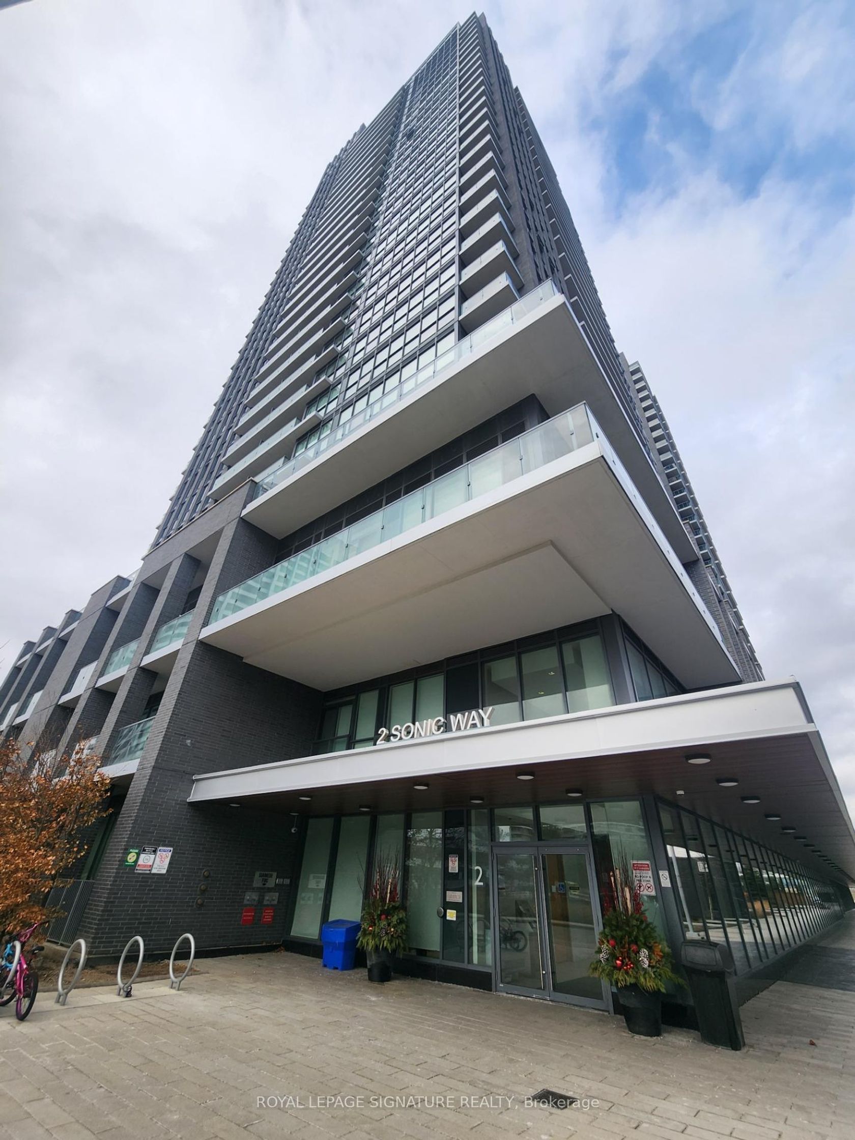 808 - 2 Sonic Way, Flemingdon Park, Toronto photo number 2