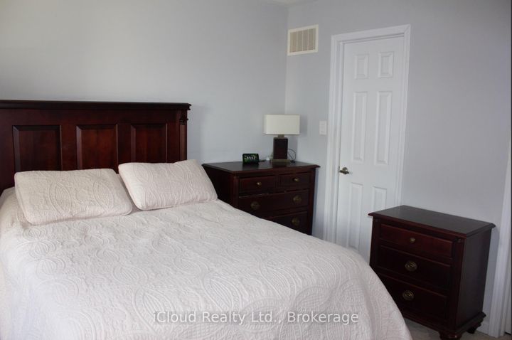 Photo 5 at 118 Baycliffe Crescent, Northwest Brampton, Brampton