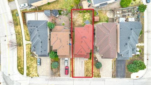 Photo 2 at 45 Naughton Drive, Westbrook, Richmond Hill