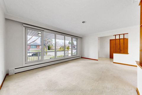 Photo 2 at 27 Peacham Crescent, CFB, Toronto