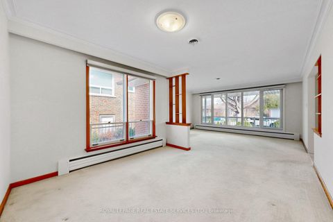 Photo 3 at 27 Peacham Crescent, CFB, Toronto