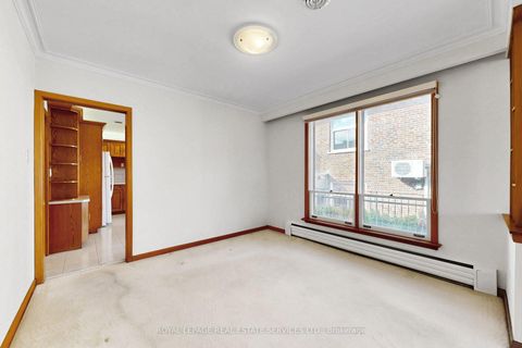 Photo 5 at 27 Peacham Crescent, CFB, Toronto