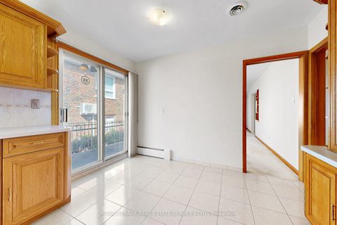 Photo 6 at 27 Peacham Crescent, CFB, Toronto