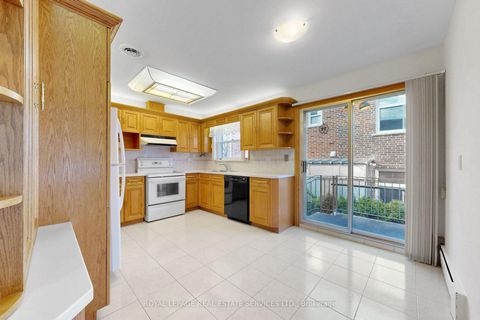 Photo 7 at 27 Peacham Crescent, CFB, Toronto