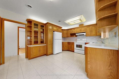 Photo 8 at 27 Peacham Crescent, CFB, Toronto