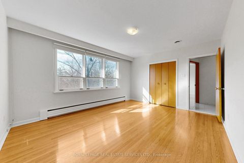 Photo 9 at 27 Peacham Crescent, CFB, Toronto