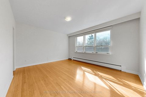 Photo 10 at 27 Peacham Crescent, CFB, Toronto