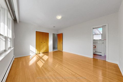 Photo 11 at 27 Peacham Crescent, CFB, Toronto