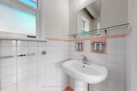 Photo 12 at 27 Peacham Crescent, CFB, Toronto