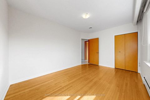 Photo 13 at 27 Peacham Crescent, CFB, Toronto