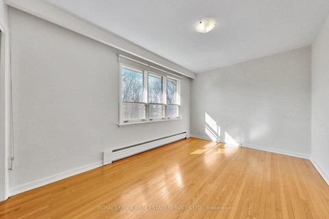 Photo 14 at 27 Peacham Crescent, CFB, Toronto