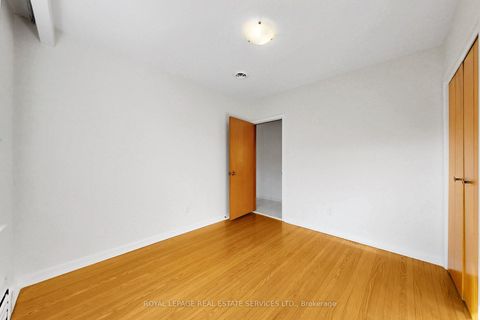 Photo 15 at 27 Peacham Crescent, CFB, Toronto