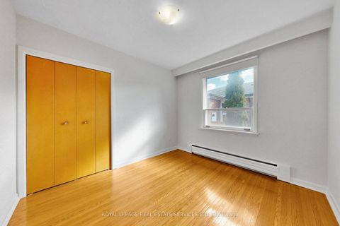 Photo 16 at 27 Peacham Crescent, CFB, Toronto