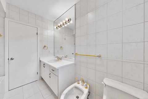 Photo 18 at 27 Peacham Crescent, CFB, Toronto