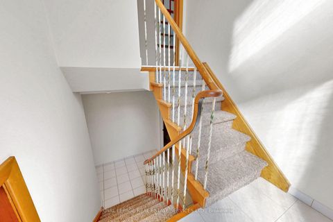 Photo 20 at 27 Peacham Crescent, CFB, Toronto