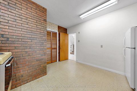 Photo 23 at 27 Peacham Crescent, CFB, Toronto