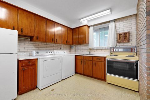 Photo 24 at 27 Peacham Crescent, CFB, Toronto