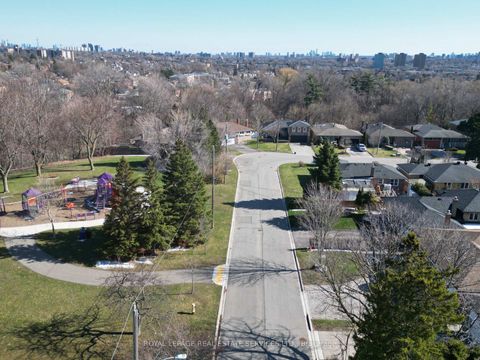 Photo 35 at 27 Peacham Crescent, CFB, Toronto