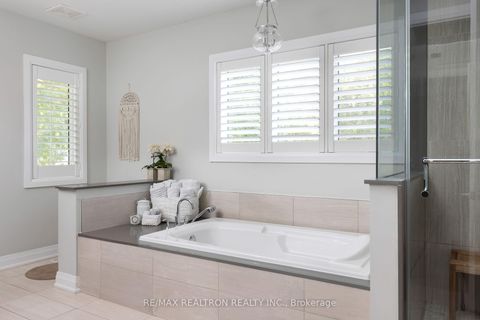 Photo 37 at 138 Roxborough Road, College Manor, Newmarket