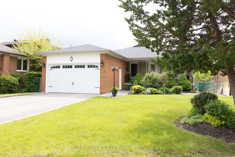 Photo 2 at 28 Eldorado Court, York University Heights, Toronto