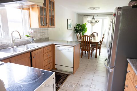 Photo 9 at 28 Eldorado Court, York University Heights, Toronto