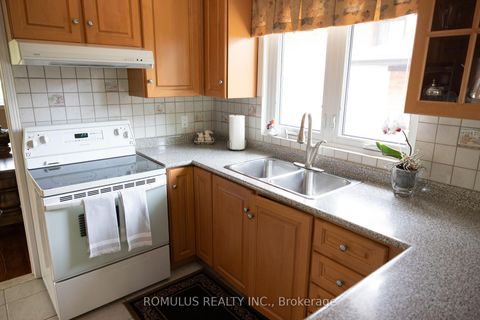 Photo 10 at 28 Eldorado Court, York University Heights, Toronto