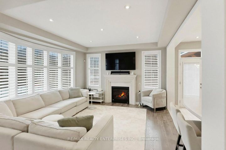 Photo 5 at 355 Wisteria Way, GO Glenorchy, Oakville