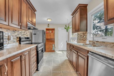 Photo 4 at 24 Lindsay Court, Cundles East, Barrie