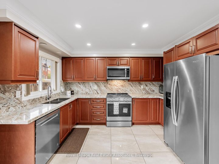 Photo 8 at 6214 Miriam Way, Lisgar, Mississauga