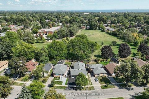 Photo 32 at 18 Darlingside Drive, West Hill, Toronto