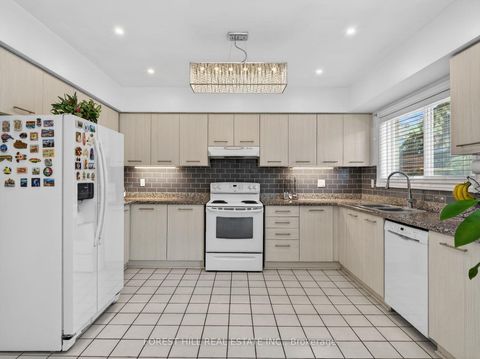 Photo 11 at 43 Rockwood Crescent, Beverley Glen, Vaughan