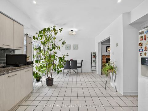 Photo 12 at 43 Rockwood Crescent, Beverley Glen, Vaughan