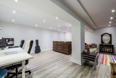 Photo 31 at 413 Roselawn Avenue, Lawrence Park South, Toronto